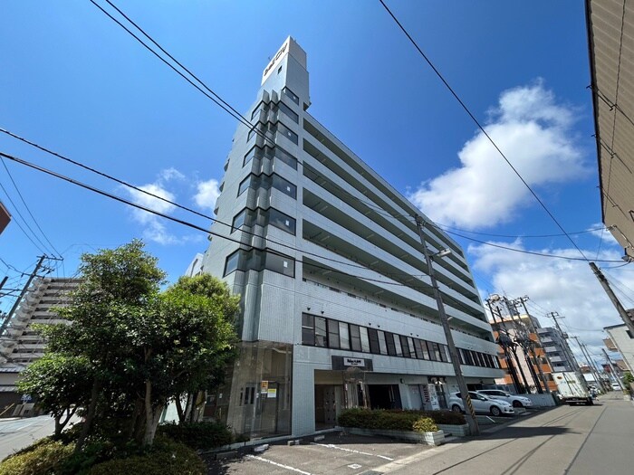 物件外観写真1　(エントランス部分)