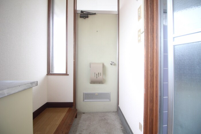 物件内観写真16　(玄関)