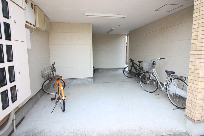 物件外観写真4　(駐輪場)