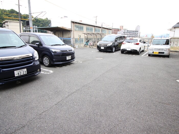物件外観写真2　(駐車場)