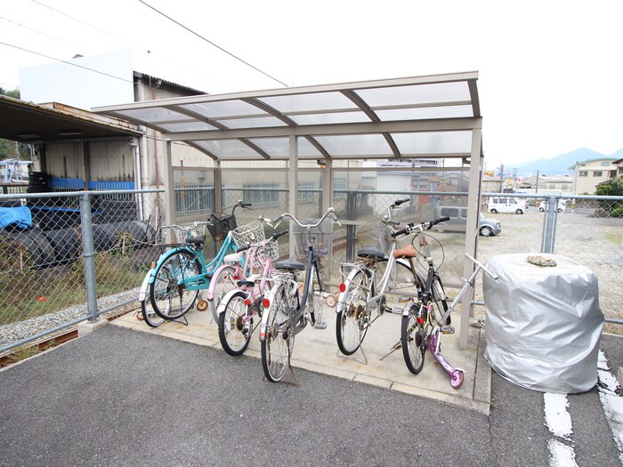 物件外観写真3　(駐輪場)