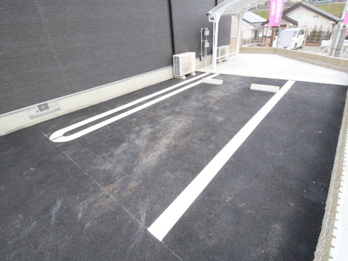 物件外観写真2　(駐車場)