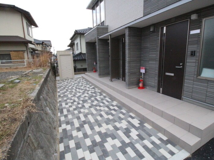 物件外観写真4　(エントランス部分)