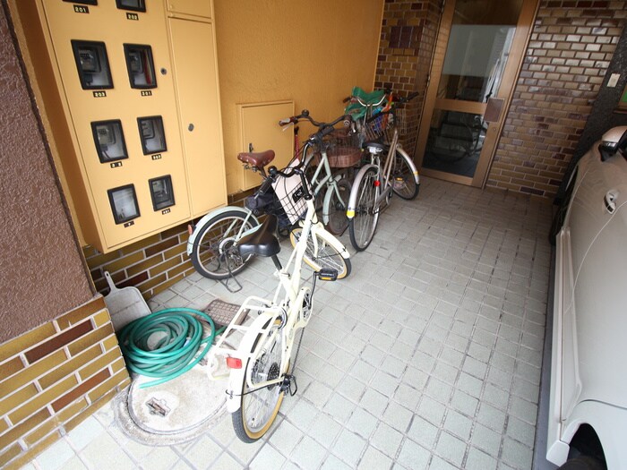 物件外観写真4　(駐輪場)