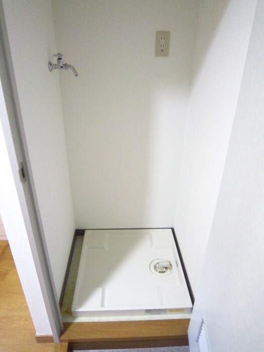 物件内観写真16　(洗濯機置場)