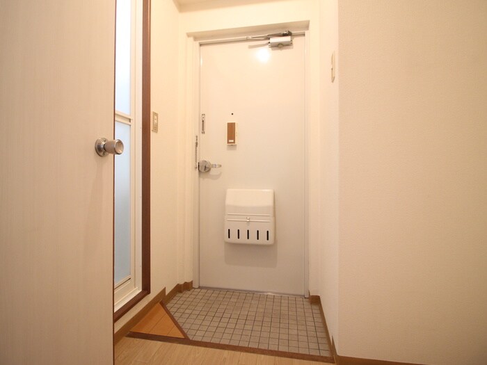物件内観写真18　(玄関)