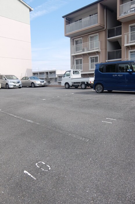 物件外観写真4　(駐車場)