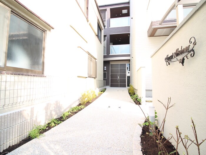 物件外観写真2　(エントランス部分)