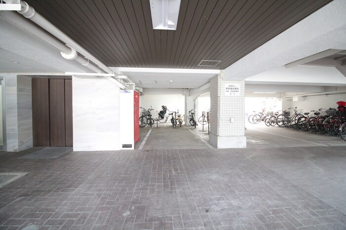 物件外観写真6　(エントランス部分)