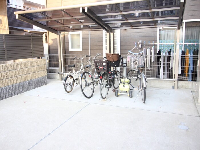 物件外観写真5　(駐輪場)