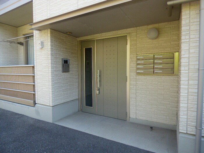 物件外観写真3　(エントランス部分)
