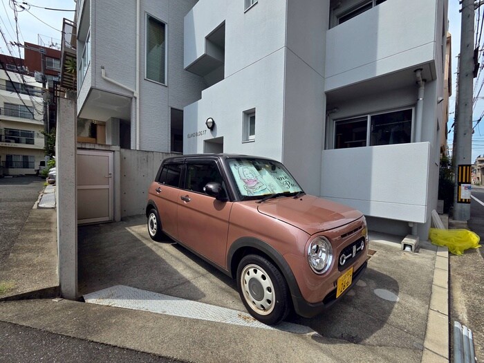 物件外観写真2　(駐車場)