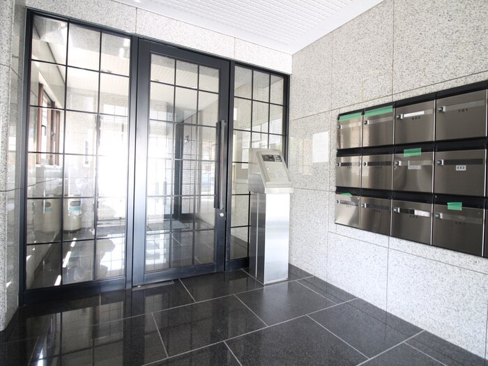 物件外観写真3　(エントランス部分)