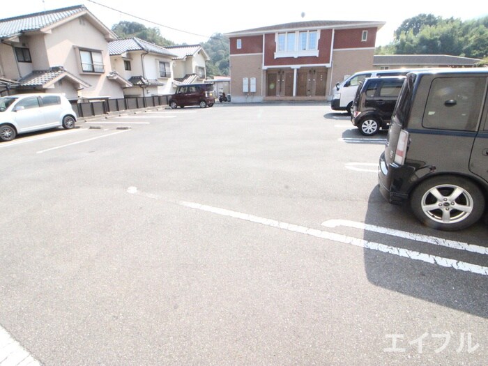 物件外観写真3　(駐車場)