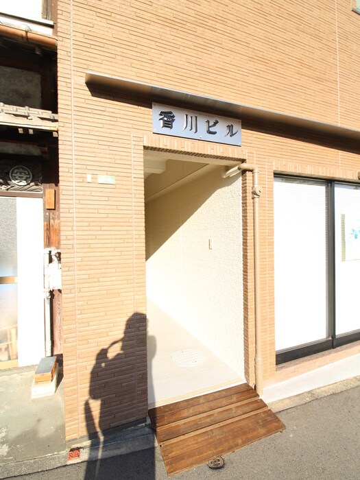 物件外観写真3　(エントランス部分)