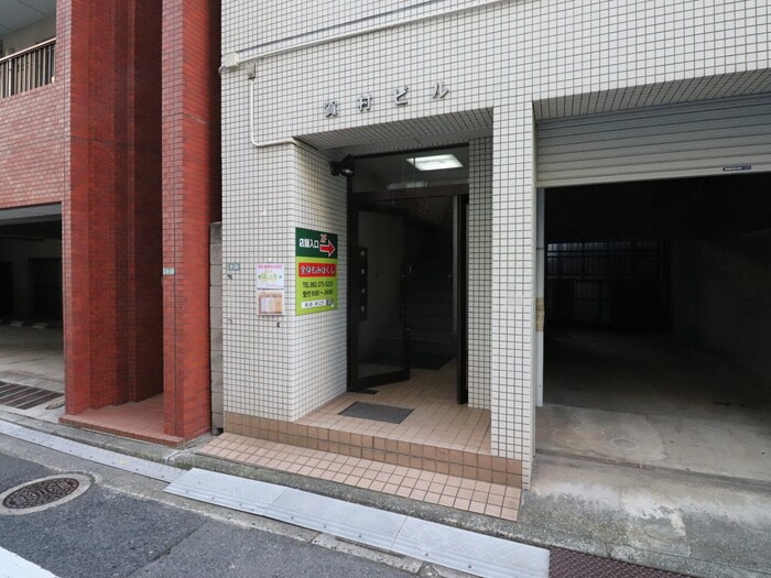 物件外観写真2　(エントランス部分)