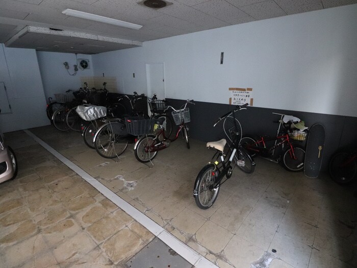 物件外観写真3　(駐輪場)