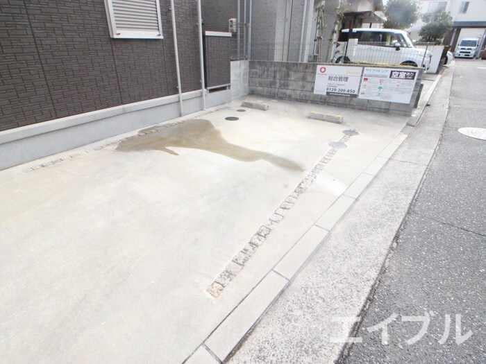 物件外観写真2　(駐車場)
