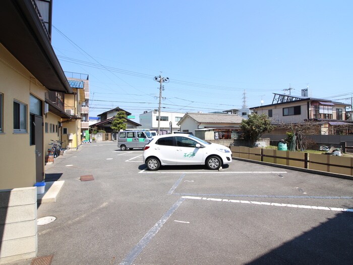 物件外観写真2　(駐車場)