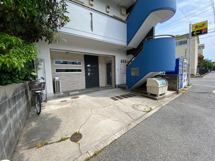 物件外観写真2　(エントランス部分)