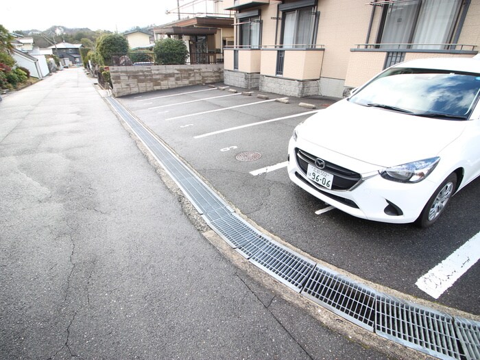 物件外観写真4　(駐車場)