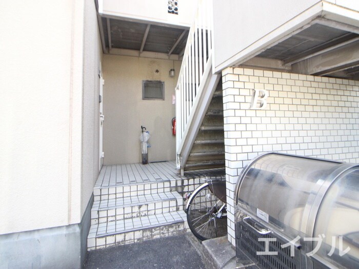 物件外観写真3　(エントランス部分)