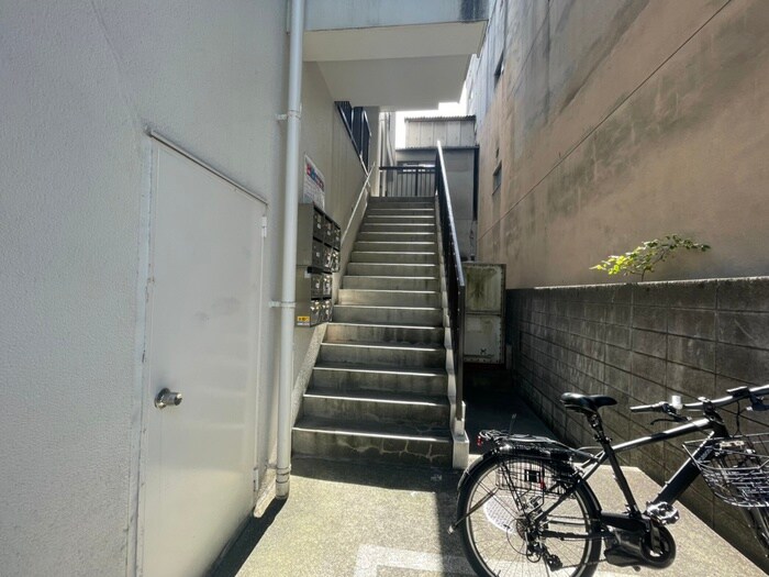 物件外観写真4　(エントランス部分)