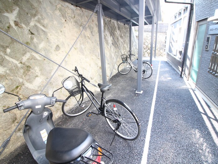 物件外観写真4　(駐輪場)