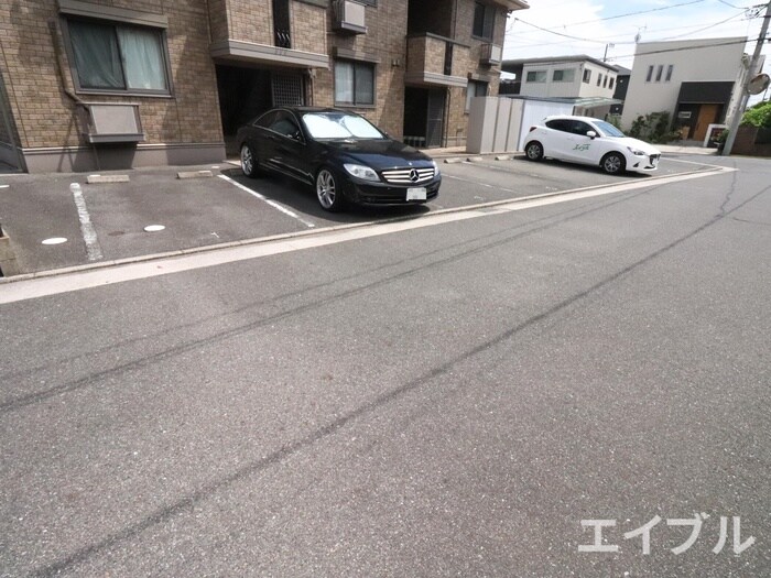 物件外観写真2　(駐車場)