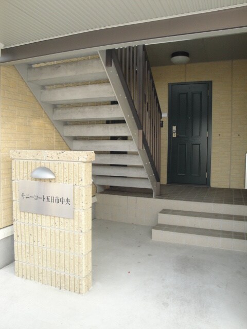 物件外観写真2　(エントランス部分)