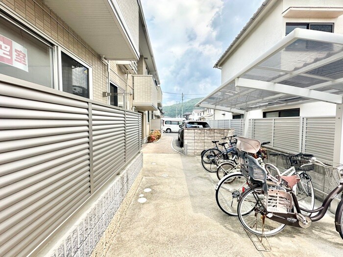 物件外観写真4　(エントランス部分)