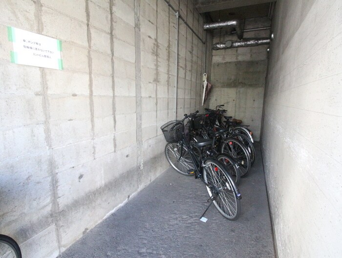 物件外観写真4　(駐輪場)