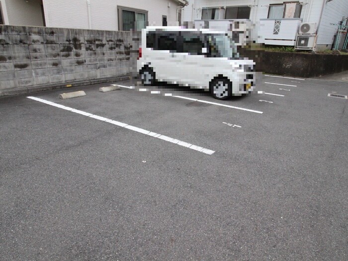 物件外観写真5　(駐車場)