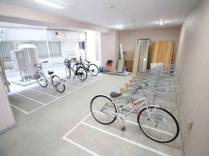 物件外観写真4　(駐輪場)