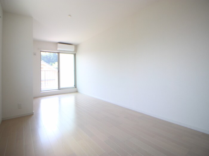 物件内観写真8　(室内からの展望)