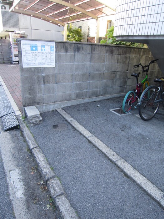 物件外観写真3　(駐輪場)