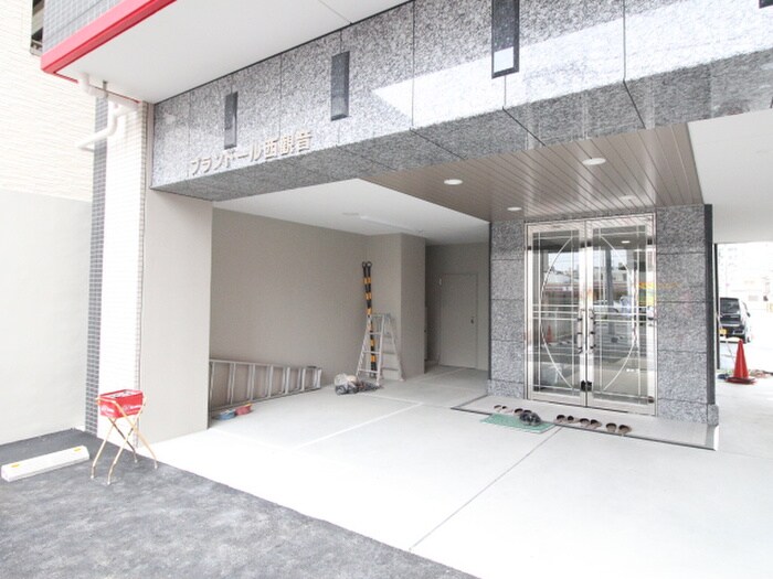 物件外観写真2　(エントランス部分)