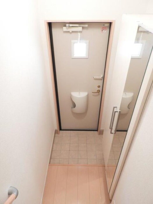 物件内観写真13　(玄関)