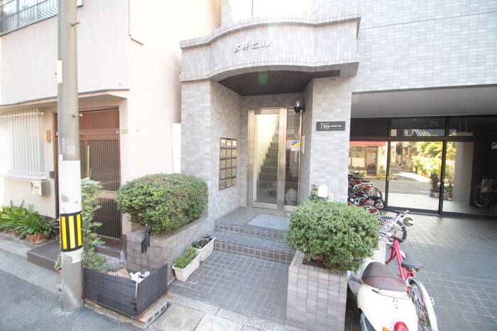 物件外観写真2　(エントランス部分)