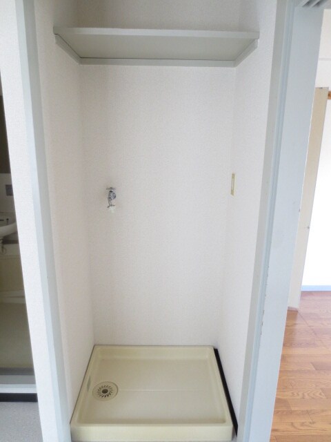 物件内観写真11　(洗濯機置場)