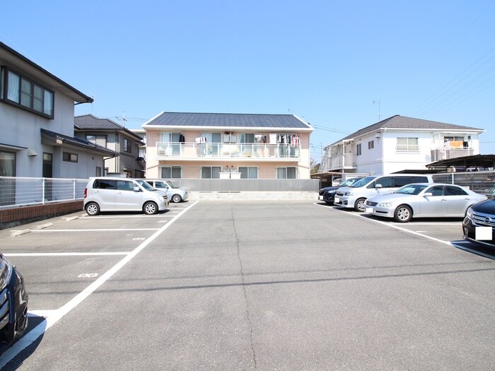 物件外観写真2　(駐車場)