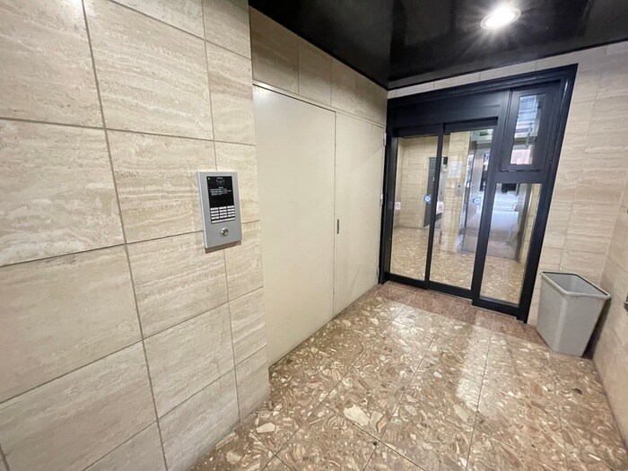 物件外観写真5　(エントランス部分)