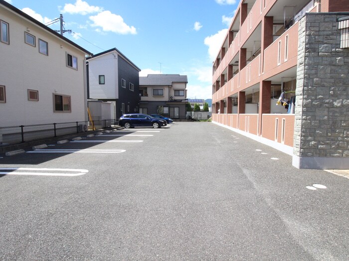 物件外観写真2　(駐車場)