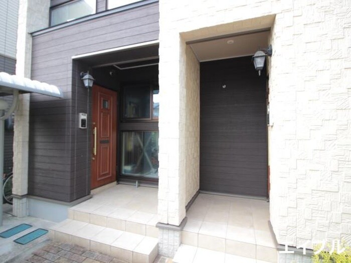 物件外観写真5　(エントランス部分)