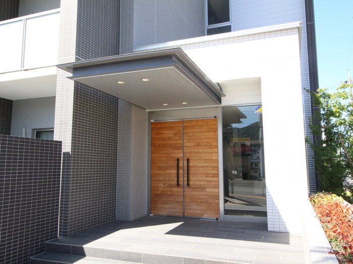 物件外観写真2　(エントランス部分)