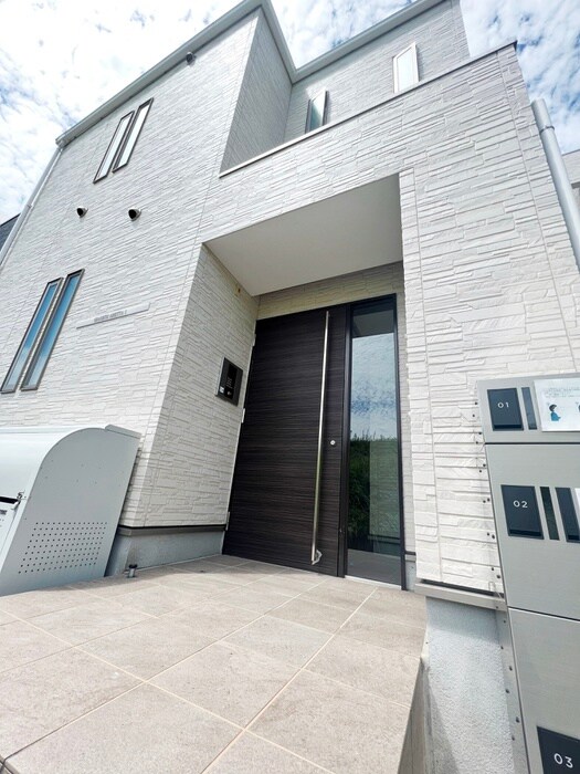 物件外観写真2　(エントランス部分)