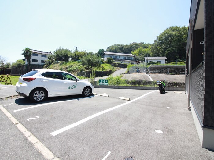 物件外観写真3　(駐車場)