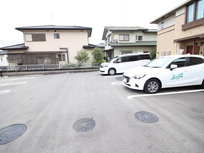 物件外観写真2　(駐車場)