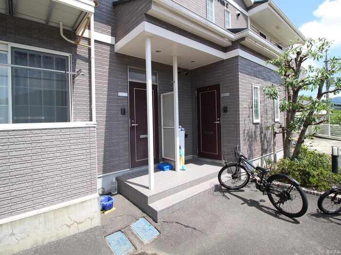 物件外観写真2　(エントランス部分)