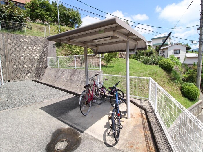物件外観写真4　(駐輪場)